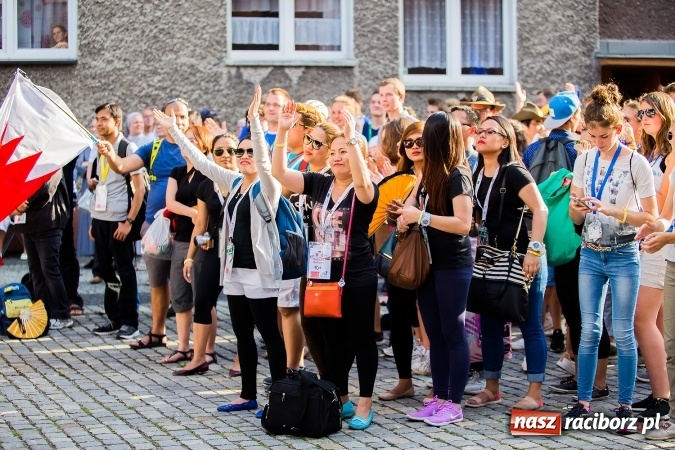 Zdjęcie w galerii na portalu naszraciborz.pl: ŚDM: Wiecz&oacute;r Kultury na placu Dominikańskim w Raciborzu wiadomości z regionu