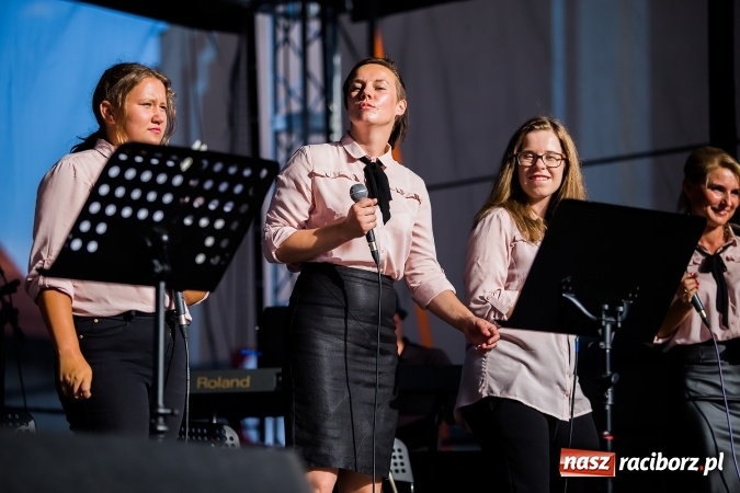 Zdjęcie w galerii na portalu naszraciborz.pl: ŚDM: Wiecz&oacute;r Kultury na placu Dominikańskim w Raciborzu wiadomości z regionu