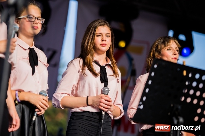 Zdjęcie w galerii na portalu naszraciborz.pl: ŚDM: Wiecz&oacute;r Kultury na placu Dominikańskim w Raciborzu wiadomości z regionu