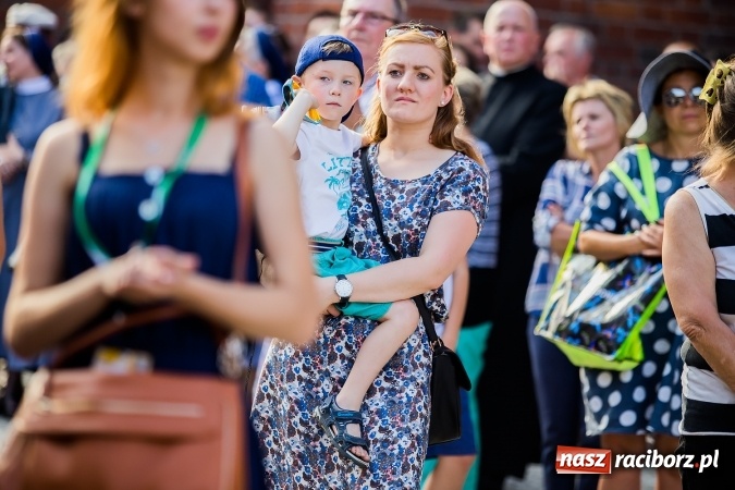 Zdjęcie w galerii na portalu naszraciborz.pl: ŚDM: Wiecz&oacute;r Kultury na placu Dominikańskim w Raciborzu wiadomości z regionu