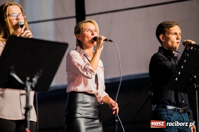 Zdjęcie w galerii na portalu naszraciborz.pl: ŚDM: Wiecz&oacute;r Kultury na placu Dominikańskim w Raciborzu wiadomości z regionu