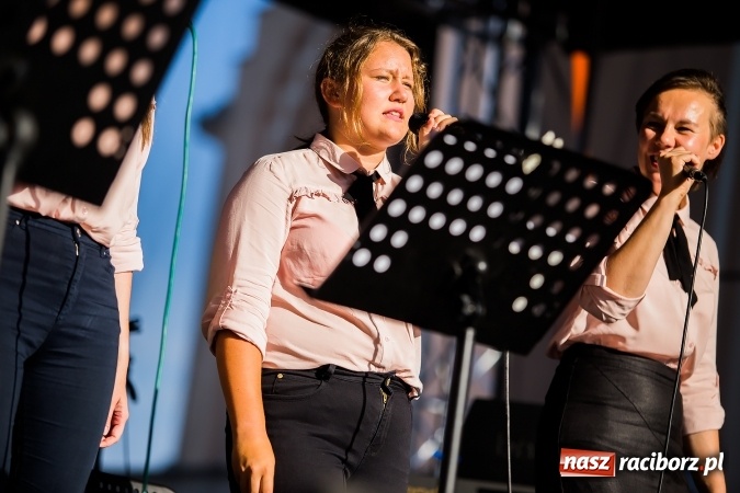 Zdjęcie w galerii na portalu naszraciborz.pl: ŚDM: Wiecz&oacute;r Kultury na placu Dominikańskim w Raciborzu wiadomości z regionu