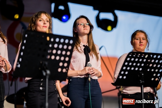 Zdjęcie w galerii na portalu naszraciborz.pl: ŚDM: Wiecz&oacute;r Kultury na placu Dominikańskim w Raciborzu wiadomości z regionu