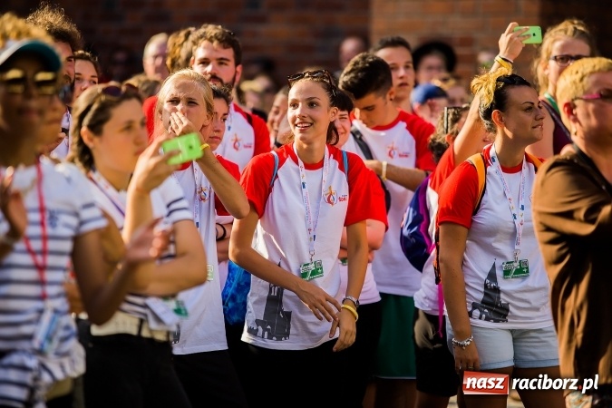 Zdjęcie w galerii na portalu naszraciborz.pl: ŚDM: Wiecz&oacute;r Kultury na placu Dominikańskim w Raciborzu wiadomości z regionu