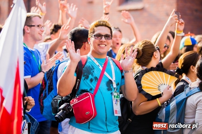 Zdjęcie w galerii na portalu naszraciborz.pl: ŚDM: Wiecz&oacute;r Kultury na placu Dominikańskim w Raciborzu wiadomości z regionu