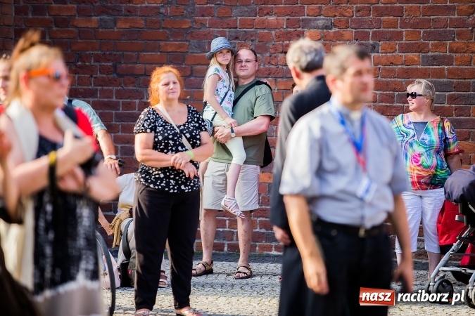 Zdjęcie w galerii na portalu naszraciborz.pl: ŚDM: Wiecz&oacute;r Kultury na placu Dominikańskim w Raciborzu wiadomości z regionu