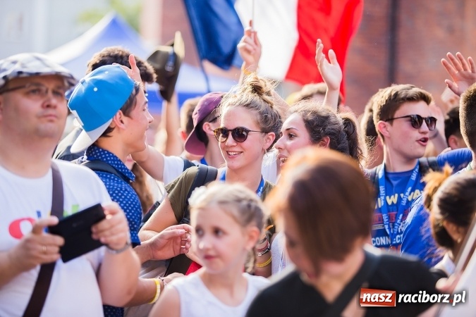 Zdjęcie w galerii na portalu naszraciborz.pl: ŚDM: Wiecz&oacute;r Kultury na placu Dominikańskim w Raciborzu wiadomości z regionu
