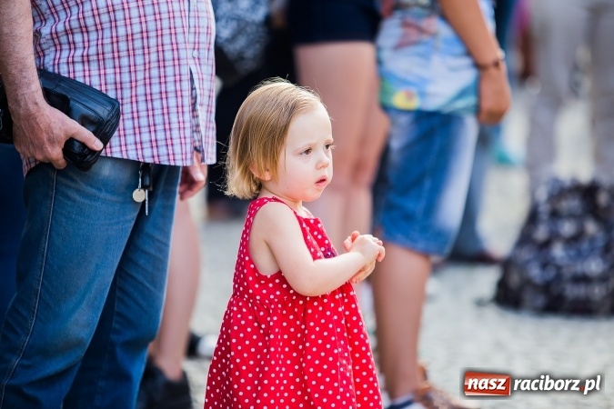 Zdjęcie w galerii na portalu naszraciborz.pl: ŚDM: Wiecz&oacute;r Kultury na placu Dominikańskim w Raciborzu wiadomości z regionu