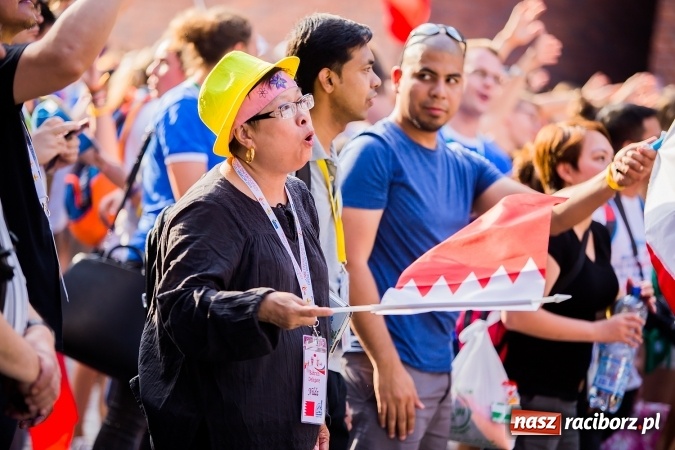 Zdjęcie w galerii na portalu naszraciborz.pl: ŚDM: Wiecz&oacute;r Kultury na placu Dominikańskim w Raciborzu wiadomości z regionu