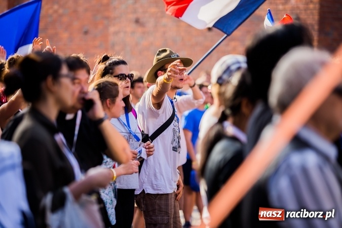 Zdjęcie w galerii na portalu naszraciborz.pl: ŚDM: Wiecz&oacute;r Kultury na placu Dominikańskim w Raciborzu wiadomości z regionu