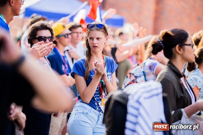 Zdjęcie w galerii na portalu naszraciborz.pl: ŚDM: Wiecz&oacute;r Kultury na placu Dominikańskim w Raciborzu wiadomości z regionu