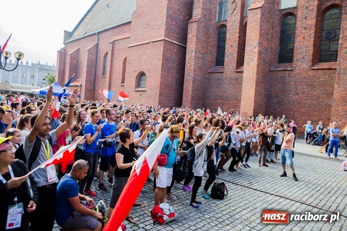 Zdjęcie w galerii na portalu naszraciborz.pl: ŚDM: Wiecz&oacute;r Kultury na placu Dominikańskim w Raciborzu wiadomości z regionu