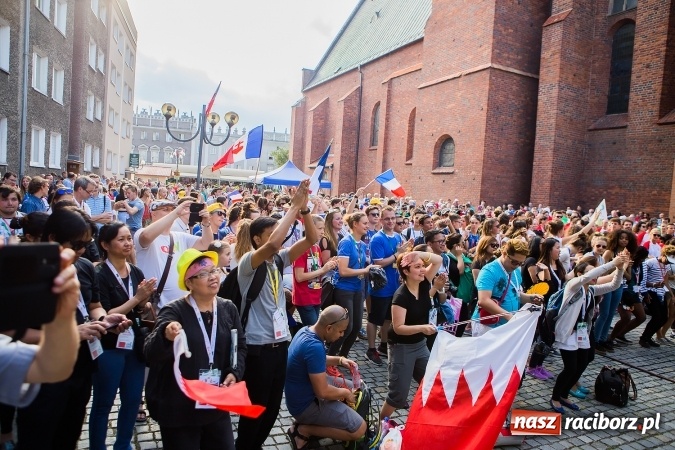 Zdjęcie w galerii na portalu naszraciborz.pl: ŚDM: Wiecz&oacute;r Kultury na placu Dominikańskim w Raciborzu wiadomości z regionu