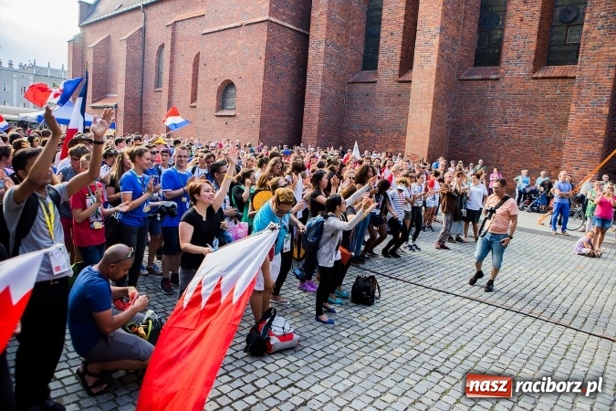 Zdjęcie w galerii na portalu naszraciborz.pl: ŚDM: Wiecz&oacute;r Kultury na placu Dominikańskim w Raciborzu wiadomości z regionu