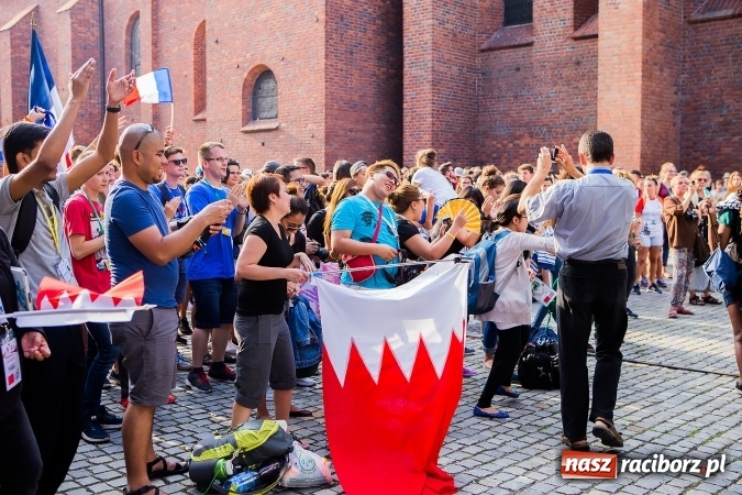 Zdjęcie w galerii na portalu naszraciborz.pl: ŚDM: Wiecz&oacute;r Kultury na placu Dominikańskim w Raciborzu wiadomości z regionu