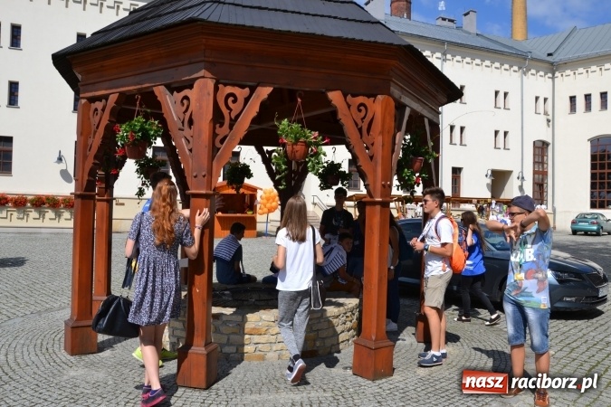 Zdjęcie w galerii na portalu naszraciborz.pl: Światowe Dni Młodzieży - obchody na Zamku Piastowskim w Raciborzu połączone z jarmarkiem wiadomości z regionu
