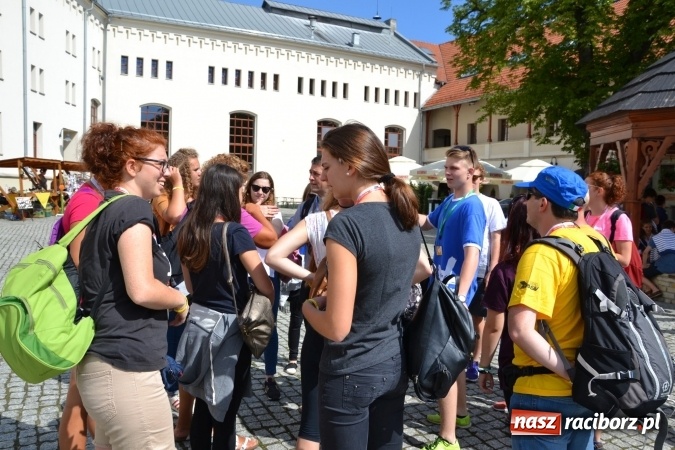 Zdjęcie w galerii na portalu naszraciborz.pl: Światowe Dni Młodzieży - obchody na Zamku Piastowskim w Raciborzu połączone z jarmarkiem wiadomości z regionu