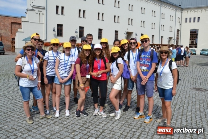 Zdjęcie w galerii na portalu naszraciborz.pl: Światowe Dni Młodzieży - obchody na Zamku Piastowskim w Raciborzu połączone z jarmarkiem wiadomości z regionu