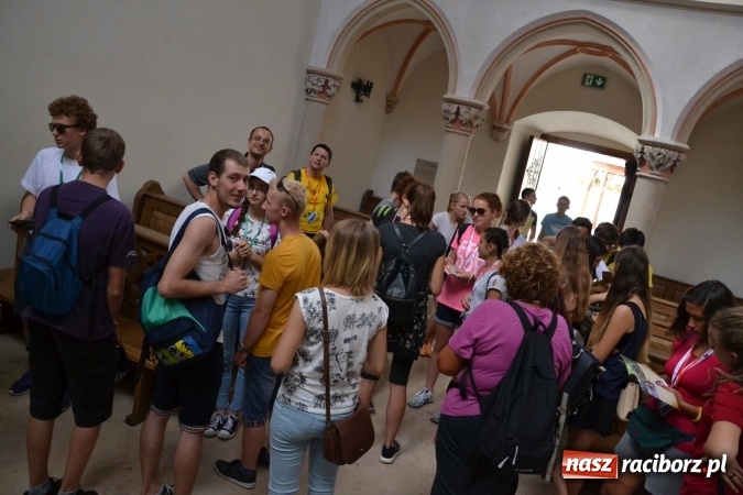 Zdjęcie w galerii na portalu naszraciborz.pl: Światowe Dni Młodzieży - obchody na Zamku Piastowskim w Raciborzu połączone z jarmarkiem wiadomości z regionu