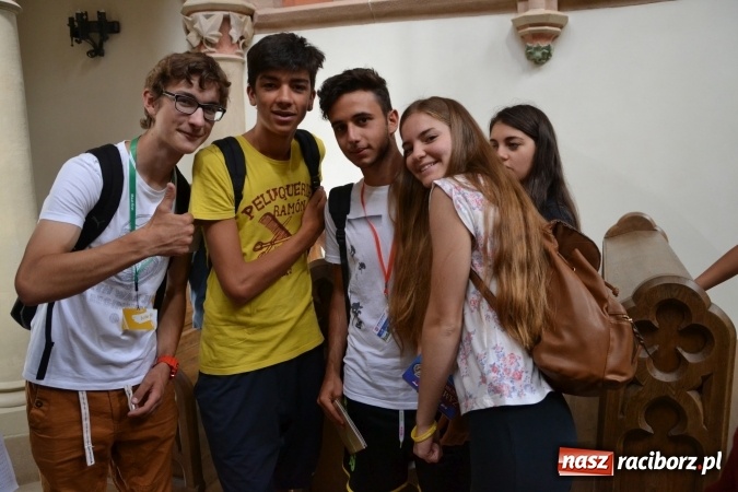 Zdjęcie w galerii na portalu naszraciborz.pl: Światowe Dni Młodzieży - obchody na Zamku Piastowskim w Raciborzu połączone z jarmarkiem wiadomości z regionu