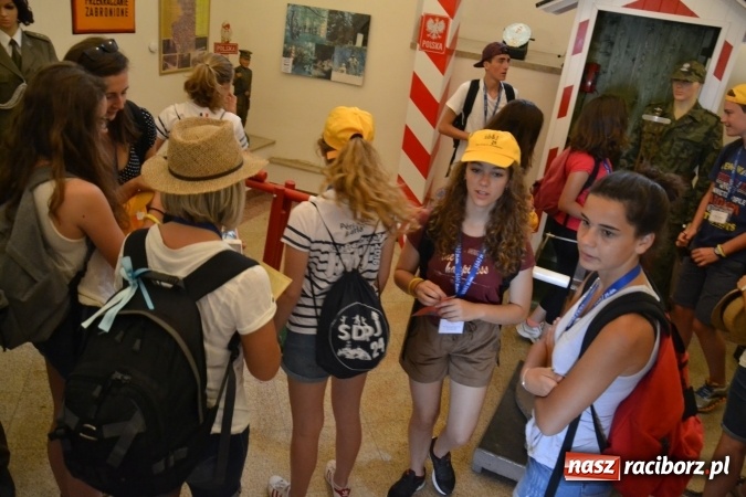 Zdjęcie w galerii na portalu naszraciborz.pl: Światowe Dni Młodzieży - obchody na Zamku Piastowskim w Raciborzu połączone z jarmarkiem wiadomości z regionu