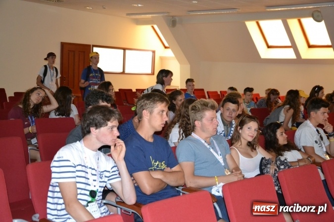 Zdjęcie w galerii na portalu naszraciborz.pl: Światowe Dni Młodzieży - obchody na Zamku Piastowskim w Raciborzu połączone z jarmarkiem wiadomości z regionu