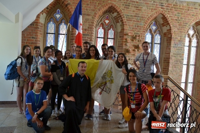 Zdjęcie w galerii na portalu naszraciborz.pl: Światowe Dni Młodzieży - obchody na Zamku Piastowskim w Raciborzu połączone z jarmarkiem wiadomości z regionu