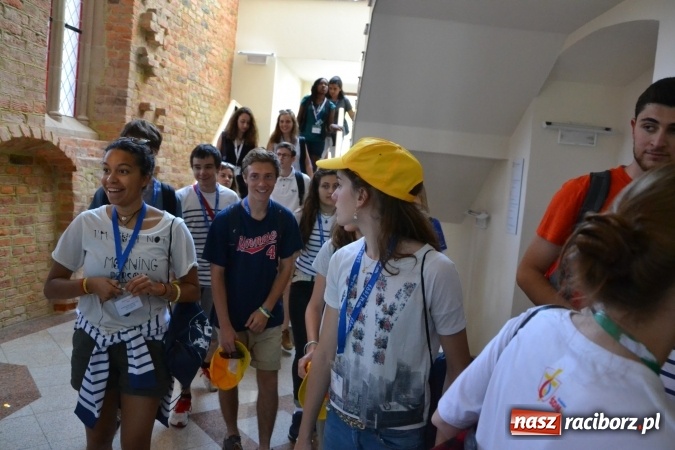 Zdjęcie w galerii na portalu naszraciborz.pl: Światowe Dni Młodzieży - obchody na Zamku Piastowskim w Raciborzu połączone z jarmarkiem wiadomości z regionu