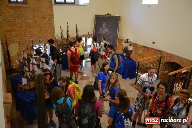 Zdjęcie w galerii na portalu naszraciborz.pl: Światowe Dni Młodzieży - obchody na Zamku Piastowskim w Raciborzu połączone z jarmarkiem wiadomości z regionu