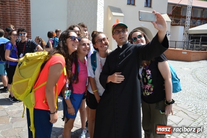 Zdjęcie w galerii na portalu naszraciborz.pl: Światowe Dni Młodzieży - obchody na Zamku Piastowskim w Raciborzu połączone z jarmarkiem wiadomości z regionu