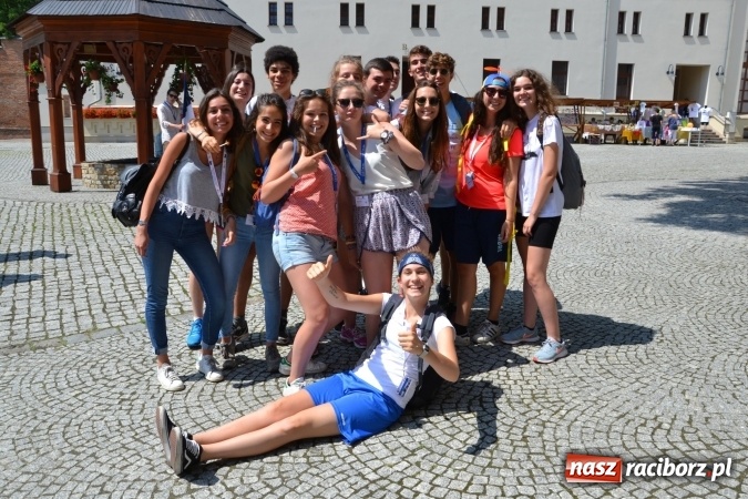 Zdjęcie w galerii na portalu naszraciborz.pl: Światowe Dni Młodzieży - obchody na Zamku Piastowskim w Raciborzu połączone z jarmarkiem wiadomości z regionu