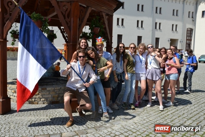 Zdjęcie w galerii na portalu naszraciborz.pl: Światowe Dni Młodzieży - obchody na Zamku Piastowskim w Raciborzu połączone z jarmarkiem wiadomości z regionu