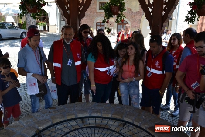 Zdjęcie w galerii na portalu naszraciborz.pl: Światowe Dni Młodzieży - obchody na Zamku Piastowskim w Raciborzu połączone z jarmarkiem wiadomości z regionu