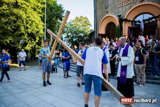 Zdjęcie w galerii na portalu naszraciborz.pl: ŚDM: Droga Krzyżowa przeszła ulicami miasta wiadomości z regionu