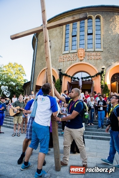 Zdjęcie w galerii na portalu naszraciborz.pl: ŚDM: Droga Krzyżowa przeszła ulicami miasta wiadomości z regionu