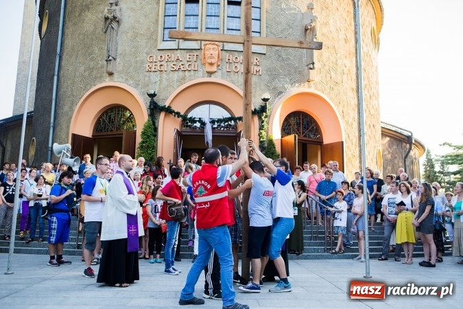Zdjęcie w galerii na portalu naszraciborz.pl: ŚDM: Droga Krzyżowa przeszła ulicami miasta wiadomości z regionu