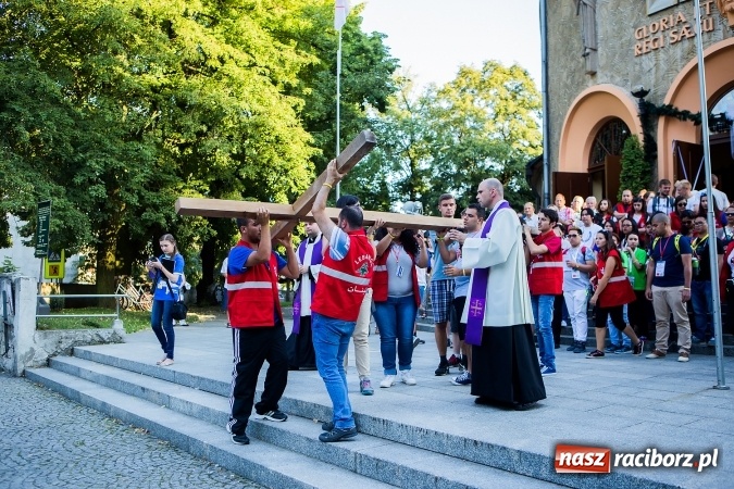Zdjęcie w galerii na portalu naszraciborz.pl: ŚDM: Droga Krzyżowa przeszła ulicami miasta wiadomości z regionu