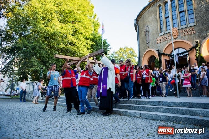 Zdjęcie w galerii na portalu naszraciborz.pl: ŚDM: Droga Krzyżowa przeszła ulicami miasta wiadomości z regionu