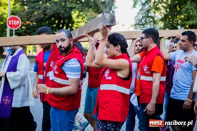 Zdjęcie w galerii na portalu naszraciborz.pl: ŚDM: Droga Krzyżowa przeszła ulicami miasta wiadomości z regionu