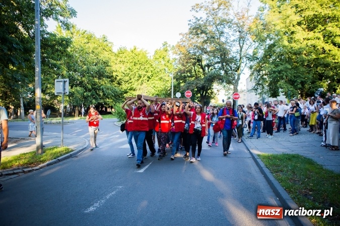Zdjęcie w galerii na portalu naszraciborz.pl: ŚDM: Droga Krzyżowa przeszła ulicami miasta wiadomości z regionu