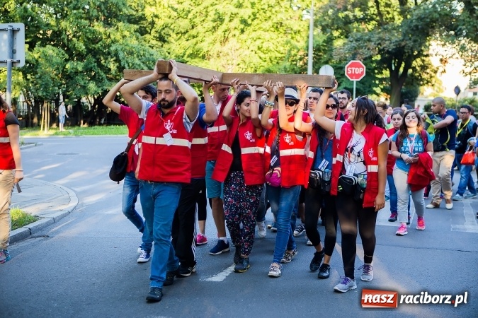 Zdjęcie w galerii na portalu naszraciborz.pl: ŚDM: Droga Krzyżowa przeszła ulicami miasta wiadomości z regionu