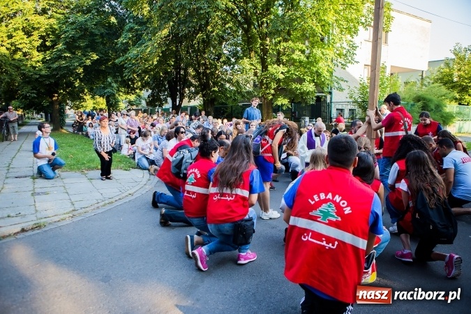 Zdjęcie w galerii na portalu naszraciborz.pl: ŚDM: Droga Krzyżowa przeszła ulicami miasta wiadomości z regionu