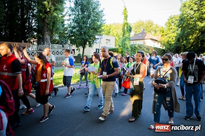 Zdjęcie w galerii na portalu naszraciborz.pl: ŚDM: Droga Krzyżowa przeszła ulicami miasta wiadomości z regionu