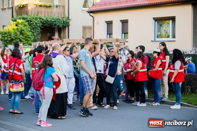 Zdjęcie w galerii na portalu naszraciborz.pl: ŚDM: Droga Krzyżowa przeszła ulicami miasta wiadomości z regionu