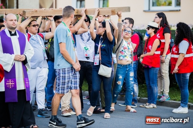 Zdjęcie w galerii na portalu naszraciborz.pl: ŚDM: Droga Krzyżowa przeszła ulicami miasta wiadomości z regionu