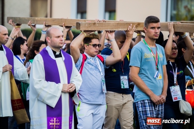 Zdjęcie w galerii na portalu naszraciborz.pl: ŚDM: Droga Krzyżowa przeszła ulicami miasta wiadomości z regionu