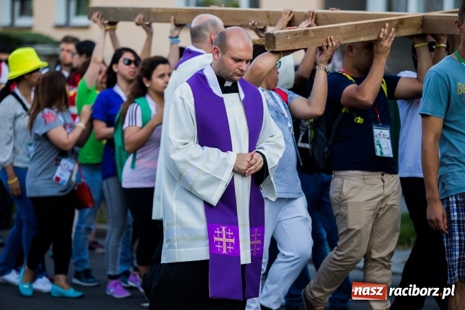 Zdjęcie w galerii na portalu naszraciborz.pl: ŚDM: Droga Krzyżowa przeszła ulicami miasta wiadomości z regionu