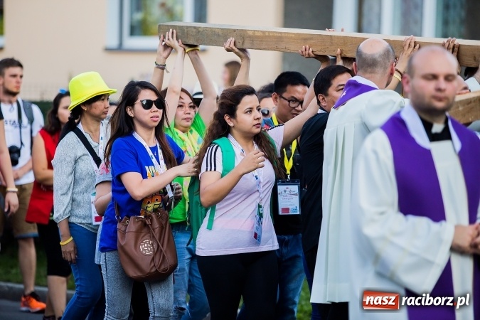 Zdjęcie w galerii na portalu naszraciborz.pl: ŚDM: Droga Krzyżowa przeszła ulicami miasta wiadomości z regionu