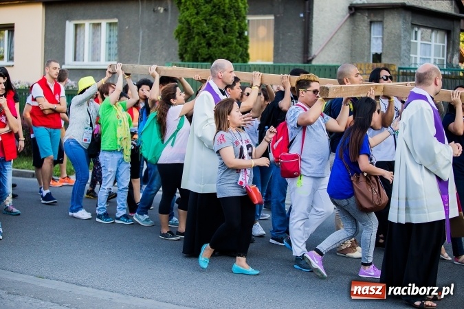 Zdjęcie w galerii na portalu naszraciborz.pl: ŚDM: Droga Krzyżowa przeszła ulicami miasta wiadomości z regionu