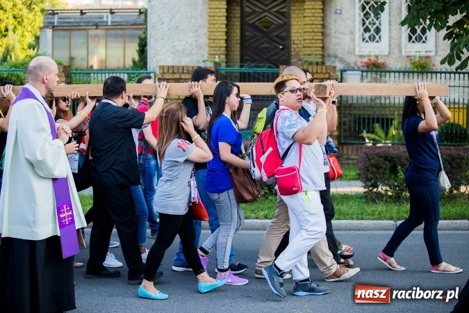 Zdjęcie w galerii na portalu naszraciborz.pl: ŚDM: Droga Krzyżowa przeszła ulicami miasta wiadomości z regionu